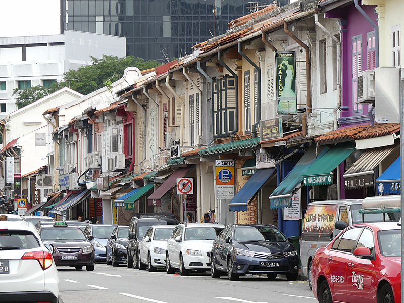同じような古い建物が続きます