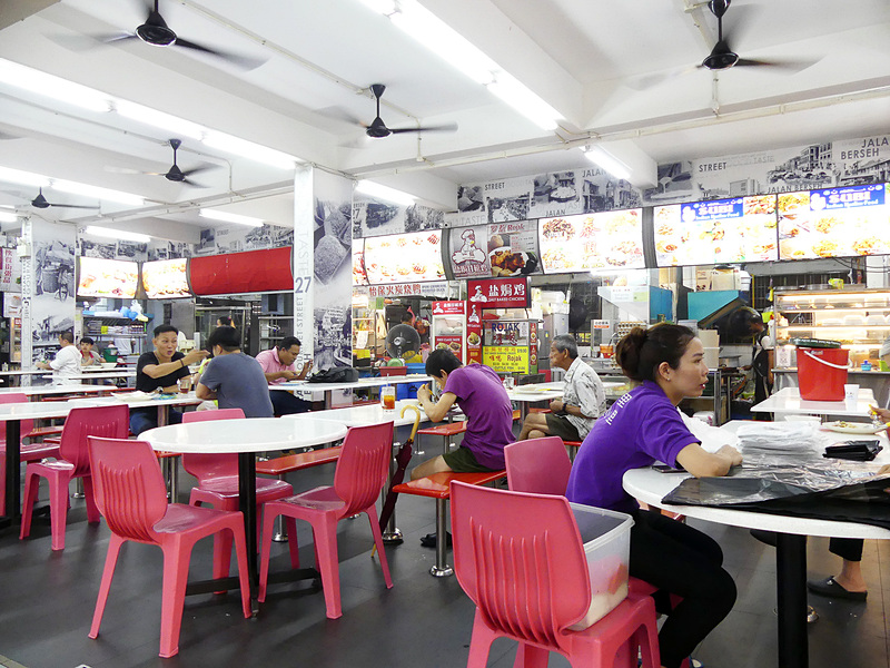 ローカル感たっぷりのホーカーズに立ち寄りました