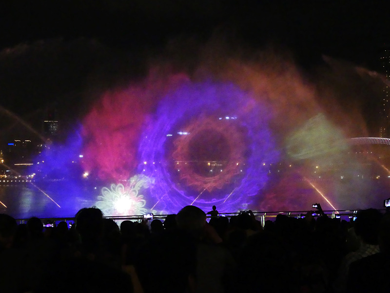 ショーの名前は「SPECTRA」