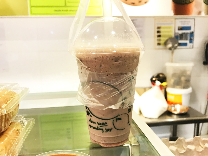 Jollibeanという豆乳スイーツ屋さんで買った「ジャパニーズアズキシェイク」