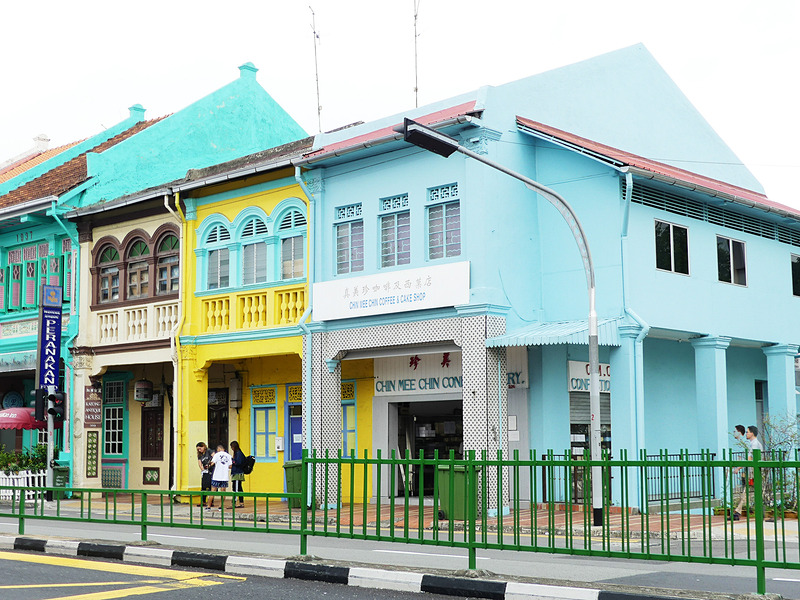 一番右の水色の建物がチン・ミー・チン