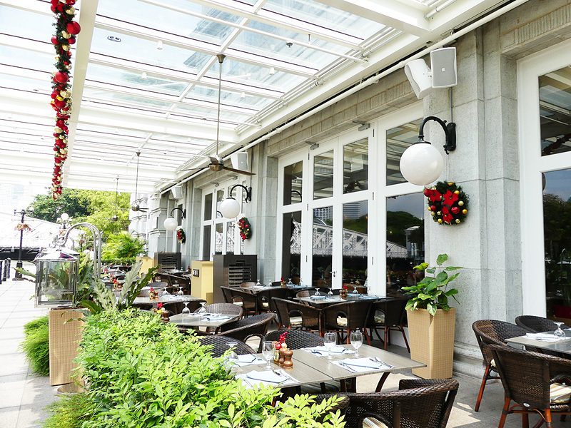 白亜の歴史的建物は5つ星のフラートン・ホテル