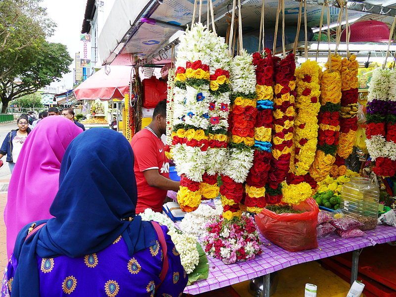 ヒンドゥー教の神様にお供えする花飾りを売るお店もあちこちに