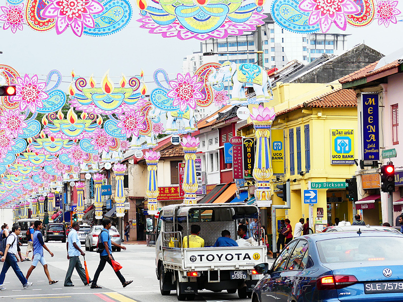 メイン通りの華やかなこと！　インド人がビートルズみたいに撮れました