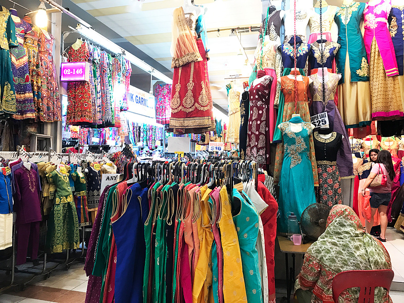 テッカセンター2階の衣料品売り場。すごい数のサリー！