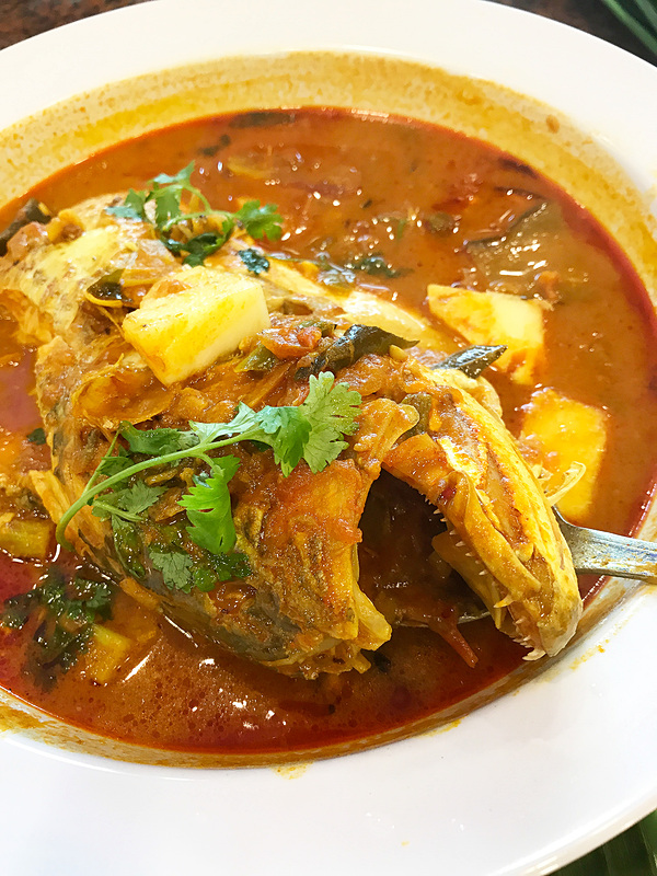 魚の頭を持ち上げるの図