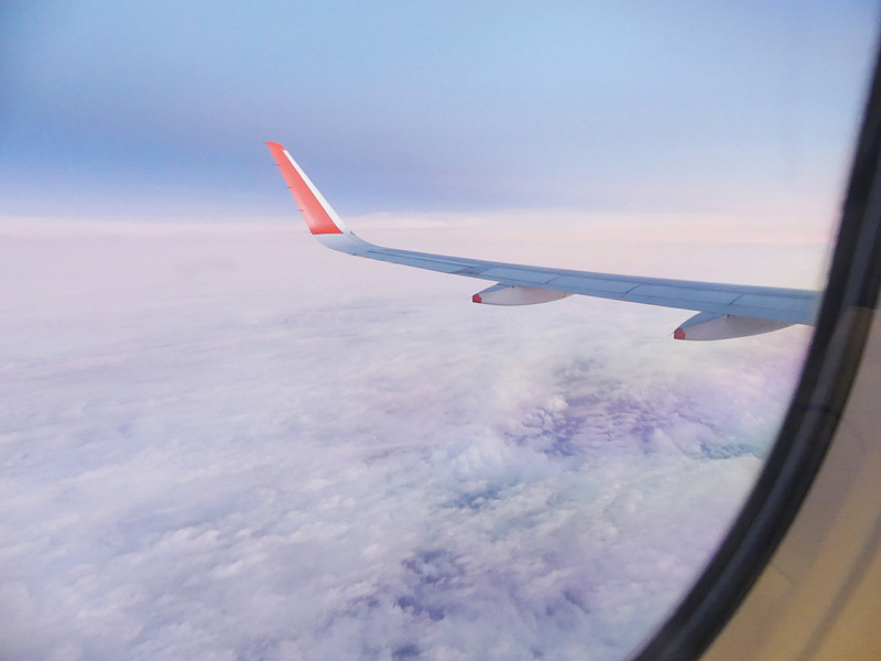 機内で朝を迎えます