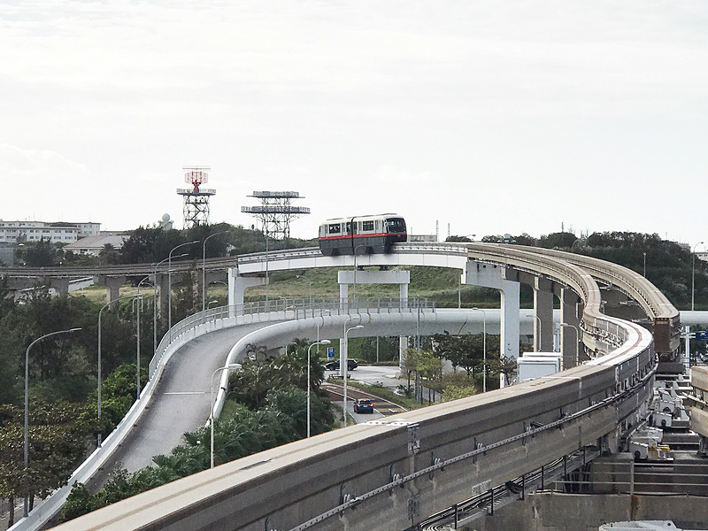 荷物は空港のコインロッカーに預けて、ゆいレールで那覇中心部へ