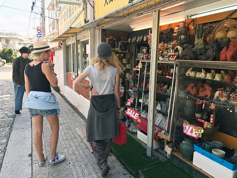 やちむんを売るお店が点々とする壺屋通り