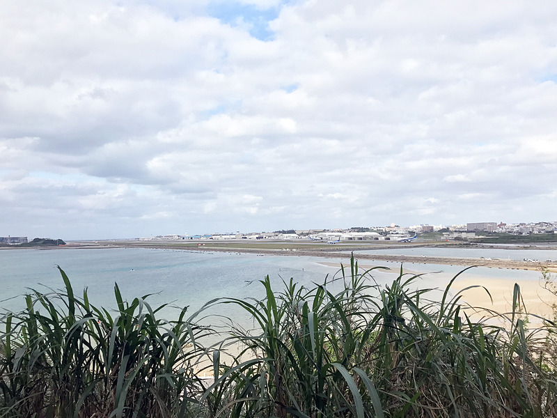 瀬長島より那覇空港に着陸する飛行機を眺めるの図
