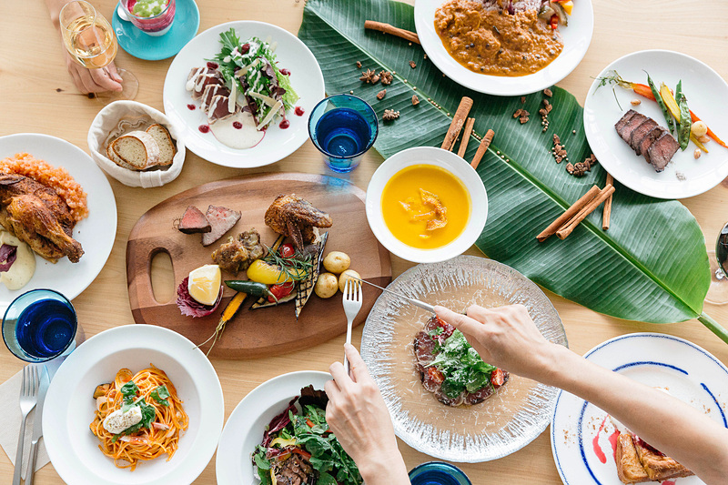 レストラン「LOCUS TABLE」では、自家菜園で育てた島野菜やハーブ、スパイスを中心に、宮古島の新鮮な食材を取り入れた料理を提供する