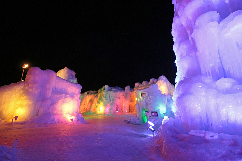氷のオブジェがカラフルにライトアップされた世界が広がる