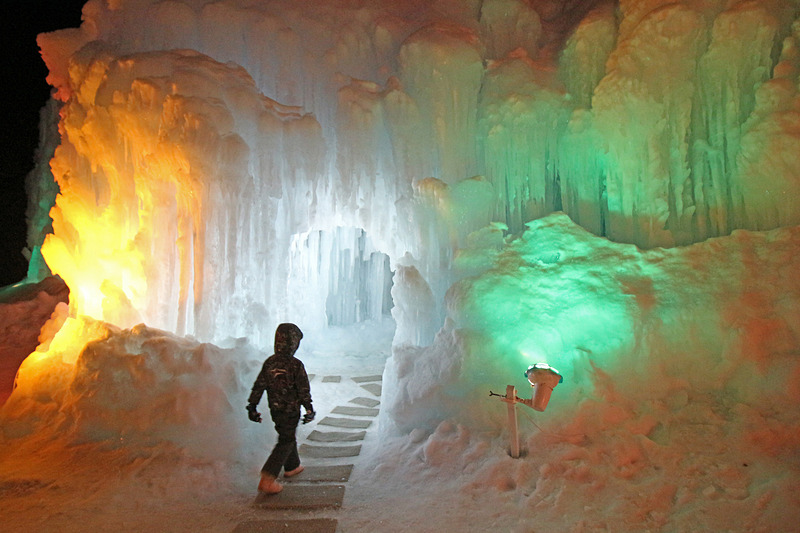 ほとんどのオブジェは2～3階建てほどの高さがあり、実際に中に入れる