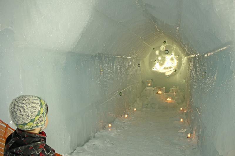 キャンドルライトでライトアップされた「氷濤神社」