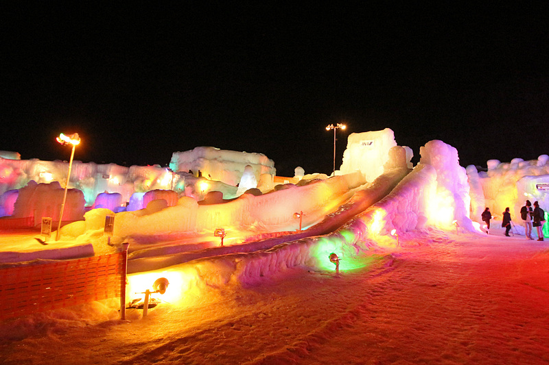 子供が楽しめる会場中央の「アイススライダー」