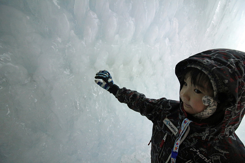 不思議な氷濤を体験し、遊しみ、触れられる、子供にも楽しいイベントだ