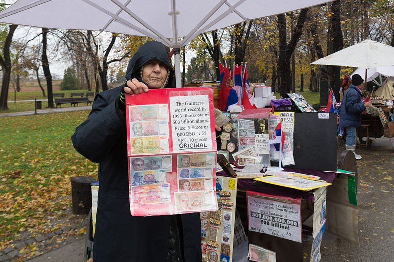 カレメグダン公園近くの屋台でハイパーインフレ時の高額紙幣を販売していた