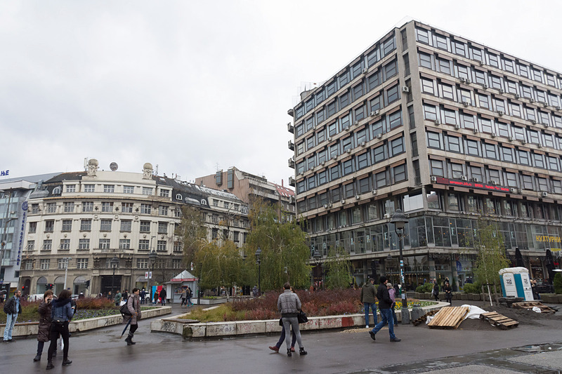 共和国広場の風景。中世を感じる建物（左）と社会主義時代を感じる建物（右）が並ぶ