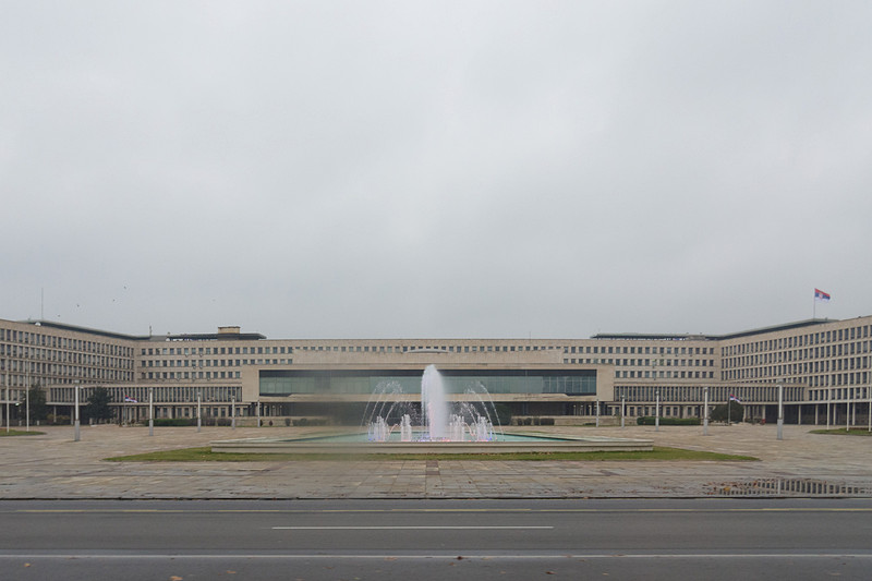 ユーゴスラビア連邦時代の名残を感じさせる「ホテル・ユーゴスラビア」（写真左）と政府庁舎（写真右）