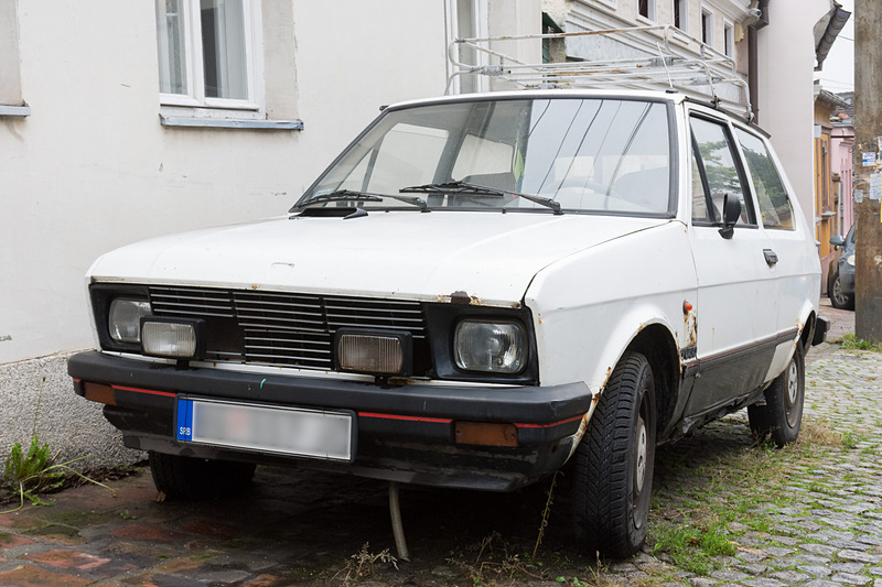 Yugoロゴのクルマ