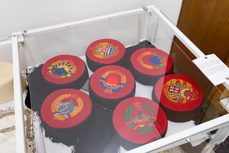 ユーゴスラビア歴史博物館。ユーゴスラビア連邦時代のアイテムが数多く並ぶ。複数民族を集めた展示にしんみりした気持ちにもなる