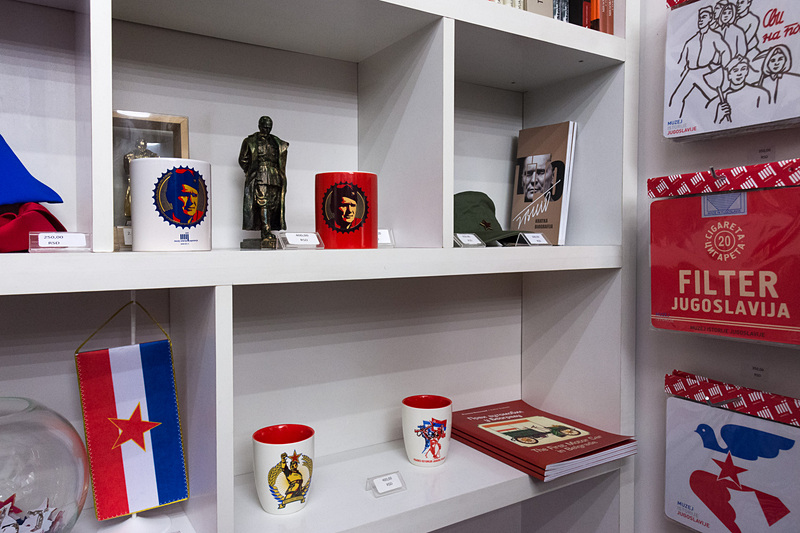 ユーゴスラビア歴史博物館の出入り口には土産物屋さんも