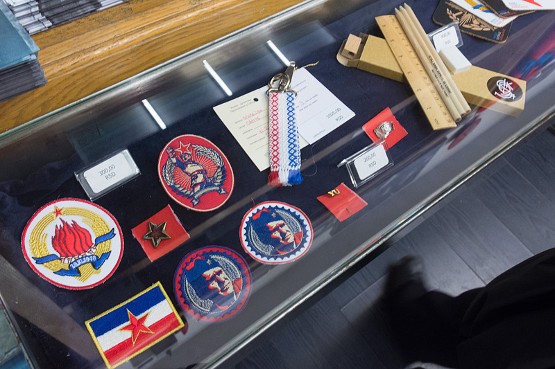 ユーゴスラビア歴史博物館の出入り口には土産物屋さんも