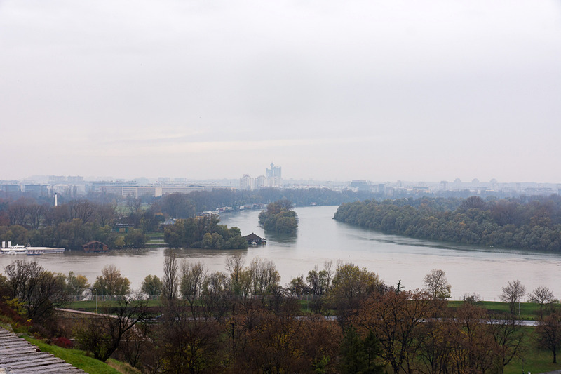 大戦争島と新ベオグラードの間も水路がある。手前の茶色い水がサヴァ川の流れ