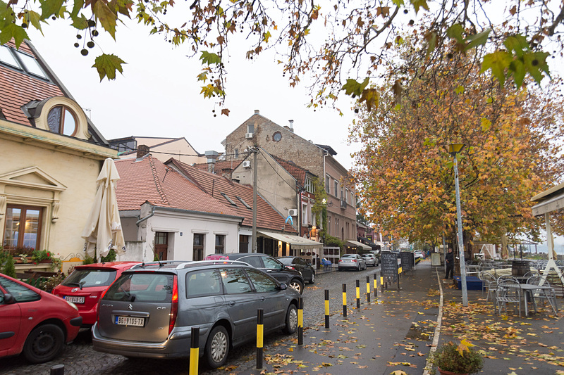 ドナウ川沿いにはテラスのあるレストランなどもあり散策にぴったり