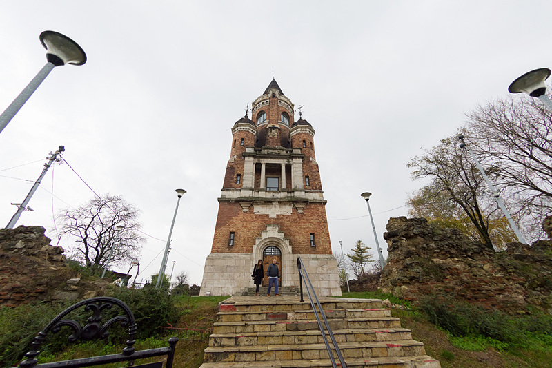 ゼムン地区のランドマーク的存在の「ミレニアムタワー」。高台に建てられており、パブリックスペースからゼムン地区を望むこともできる