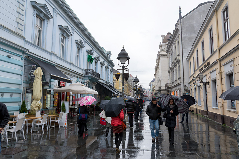 ベオグラード地区のメインストリート「ミハイロ公通り」は歩行者天国になっており、中世のころの建物にブランドショップが入居するなど賑やかな街並みとなっている