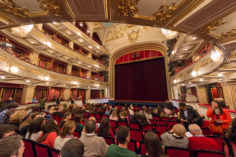 ベオグラード国立劇場はオペラやバレエを中心に上演され、ボックス席でも1000ディナール（約1200円）以下で気軽に楽しめる