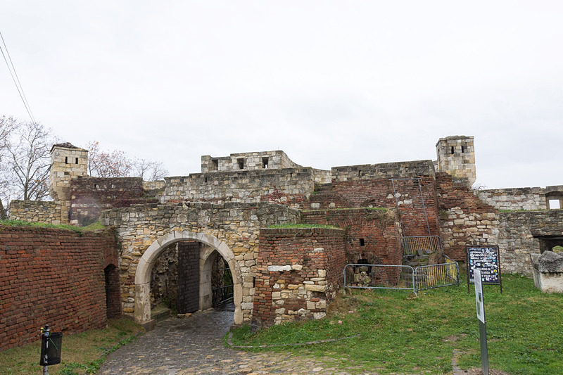 ベオグラード要塞は1世紀から18世紀という長期間にわたってベオグラードを支えた要塞で、至るところに補修の跡がある。使われている石の違いが時代の違いを示している