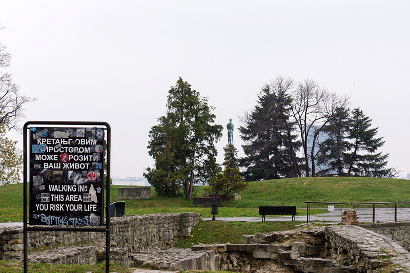 公園の高台に建てられたバルカン戦争勝利を記念した「戦勝記念碑」。サヴァ川を望むように建てられ、公園から見ると後ろ姿になる。それには“裸の男性の正面を公園に向けるのはよくない”のも理由の一つだとか