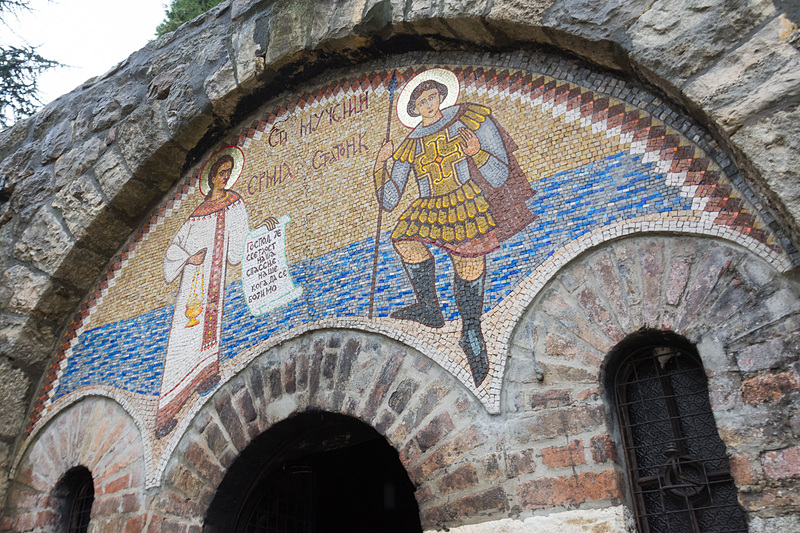 聖ペトカ教会。フレスコ画のようにも見えるほど自然なモザイク芸術が印象的