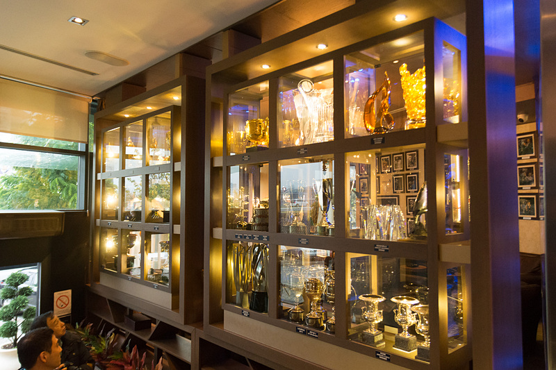 店内はバーカウンターやテーブル席が並ぶ。デザートが豊富なカフェとしても、食事やお酒を楽しむレストランとしても利用できる。グルテンフリーの食事で世界の頂点を極めたジョコビッチ選手のお店だけにグルテンフリーメニューには興味をそそられる