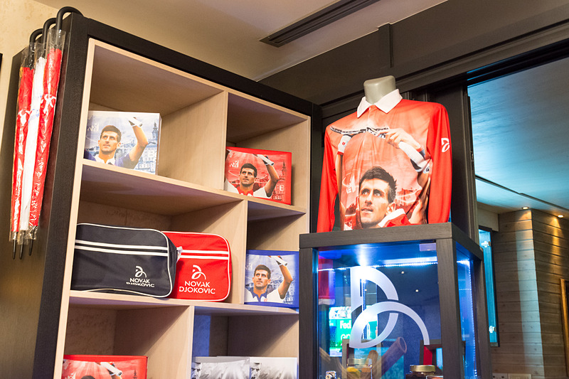 店内はバーカウンターやテーブル席が並ぶ。デザートが豊富なカフェとしても、食事やお酒を楽しむレストランとしても利用できる。グルテンフリーの食事で世界の頂点を極めたジョコビッチ選手のお店だけにグルテンフリーメニューには興味をそそられる