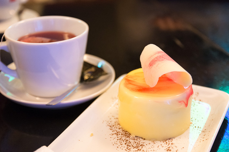 店内はバーカウンターやテーブル席が並ぶ。デザートが豊富なカフェとしても、食事やお酒を楽しむレストランとしても利用できる。グルテンフリーの食事で世界の頂点を極めたジョコビッチ選手のお店だけにグルテンフリーメニューには興味をそそられる