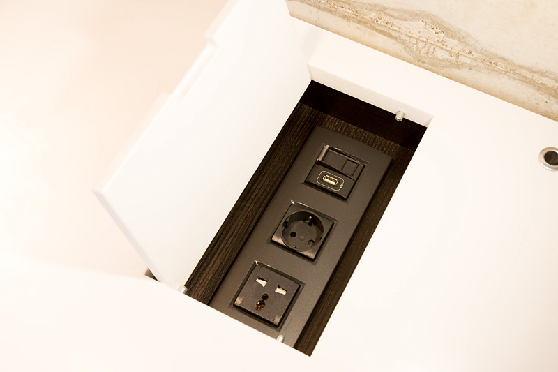 コンセントはワーキングデスクにCタイプのほかにユニバーサルタイプとUSB電源。ベッドサイドにもCタイプを備えている