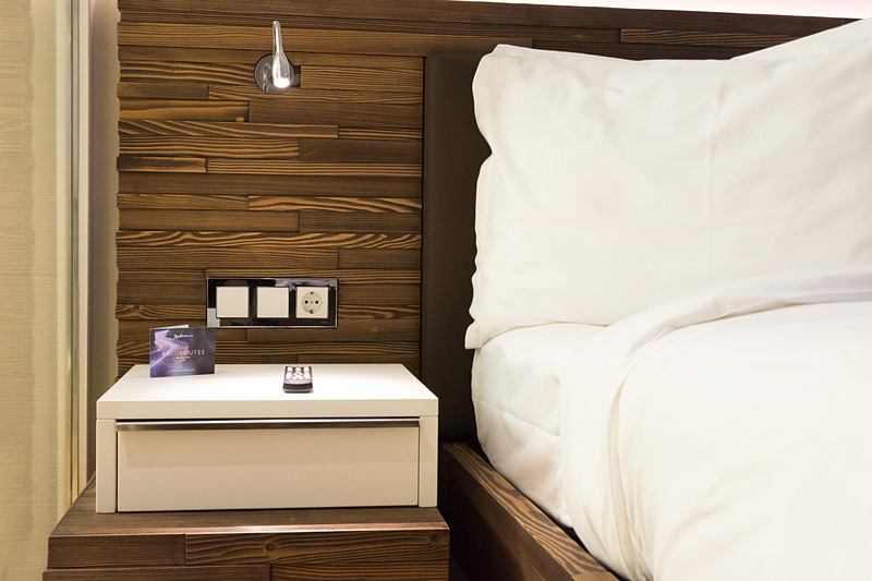 コンセントはワーキングデスクにCタイプのほかにユニバーサルタイプとUSB電源。ベッドサイドにもCタイプを備えている