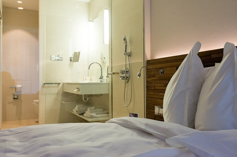 バスルーム（シャワーブース）とベッドルームはシースルー