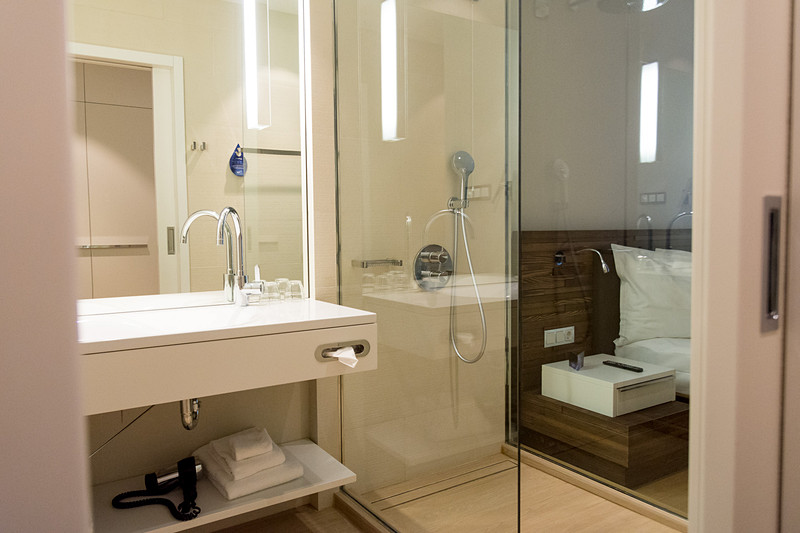 バスルーム（シャワーブース）とベッドルームはシースルー