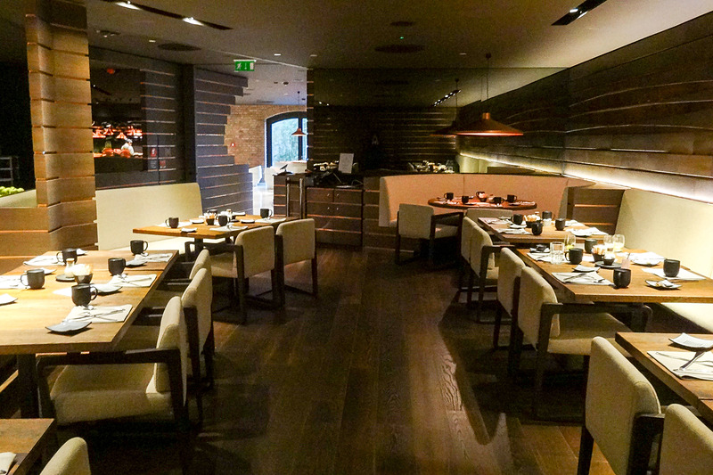 パンやサラダなどが充実した朝食のビュッフェ。薄暗い店内も落ち着ける雰囲気