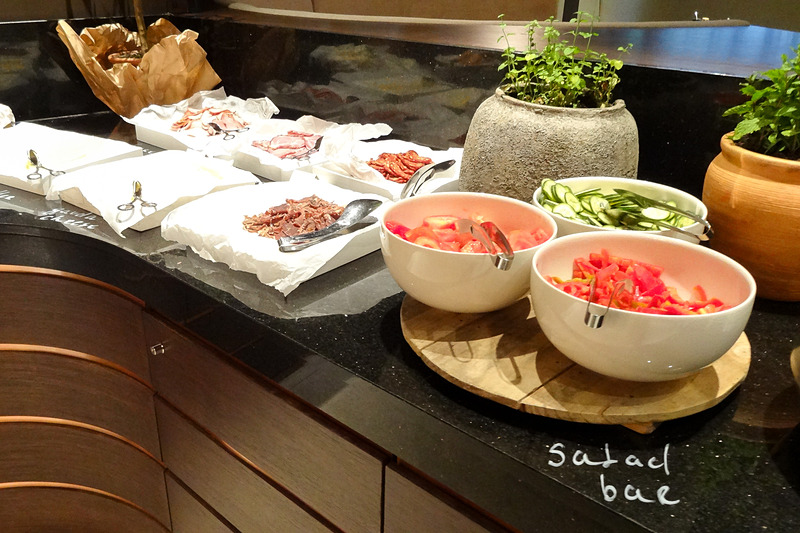 パンやサラダなどが充実した朝食のビュッフェ。薄暗い店内も落ち着ける雰囲気