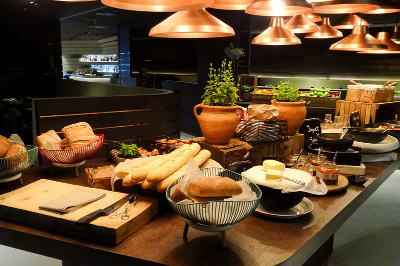 パンやサラダなどが充実した朝食のビュッフェ。薄暗い店内も落ち着ける雰囲気