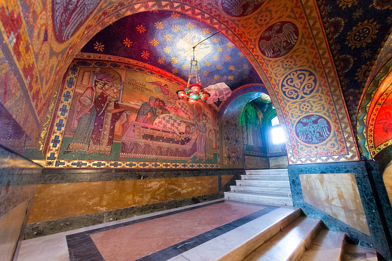 地下も美しい空間が広がっており、カラジョルジェビッチ家の歴代君主の棺が置かれている