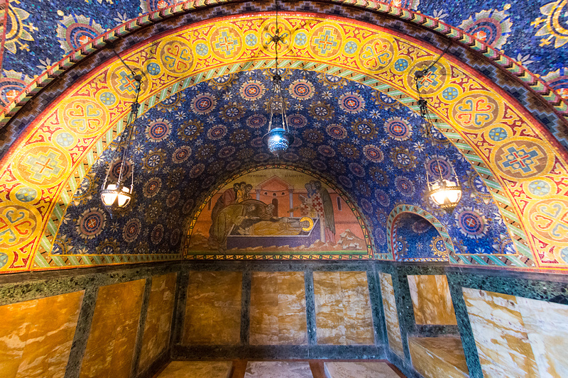 地下も美しい空間が広がっており、カラジョルジェビッチ家の歴代君主の棺が置かれている