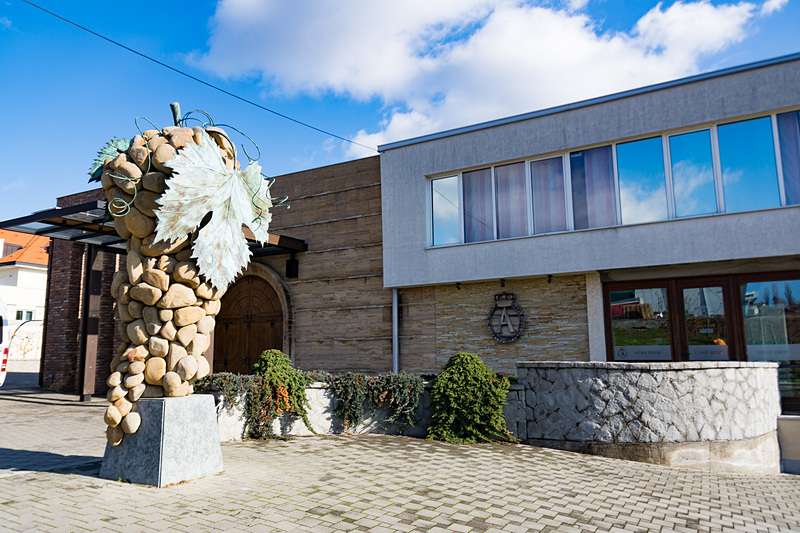 「アレクサンドラビッチ・ワイナリー（Vinarija Aleksandrović）」。先のキング・ペータルズ・ハウスなどがある場所からはクルマで10分ほど。周囲にブドウ園が広がる