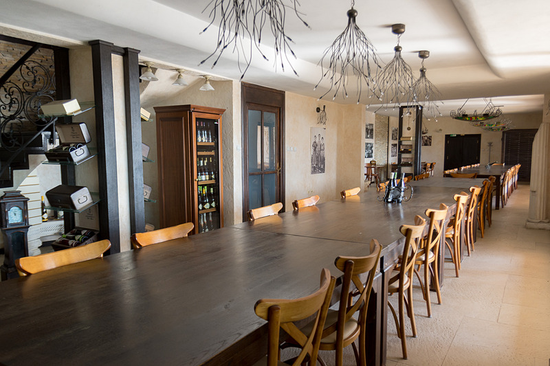 アレクサンドラビッチ・ワイナリーにはテラス席もあり、ブドウ園が広がる絶景とともに試飲を楽しめる