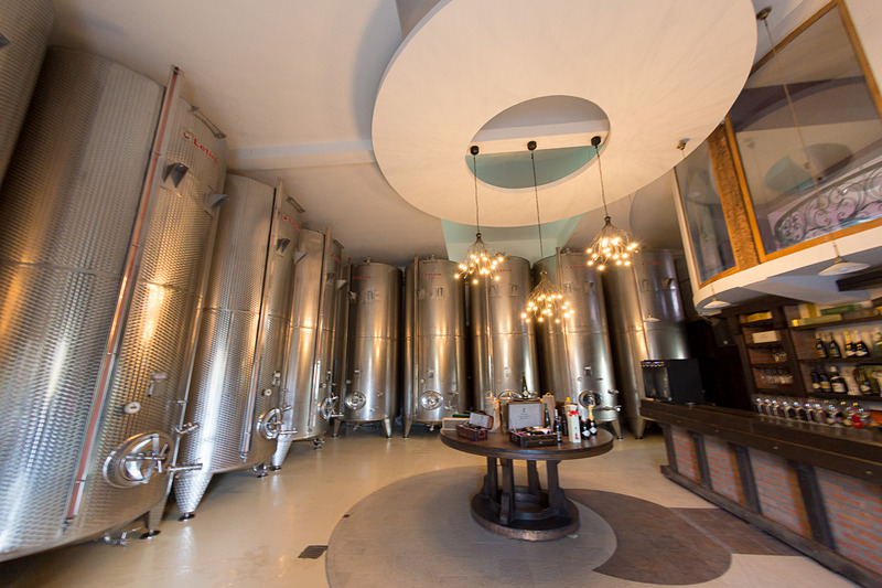 醸造所の見学やビデオ視聴、試飲を楽しめるワイナリーのガイドツアー。ほぼ機械化されており、人の手が必要な箇所は少なくなっているという